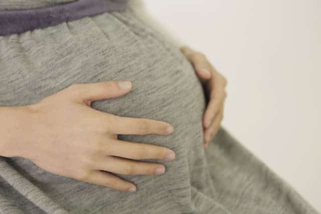 出産に向けて緩んだ骨盤は歪みやすく姿勢の悪さも影響します